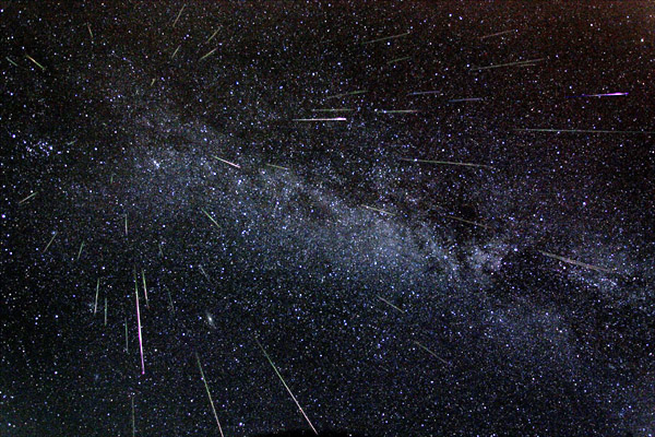 Fred Bruenjes tarafından 11/12 Ağustos 2004 gecesindeki Perseid meteor yağmuru sırasında, geniş açılı bir fotoğraf makinasıyla 6 saati kapsayan 30 sn'lik poz süreleriyle çekilen görüntülerden oluşturulan bir fotoğraf. 